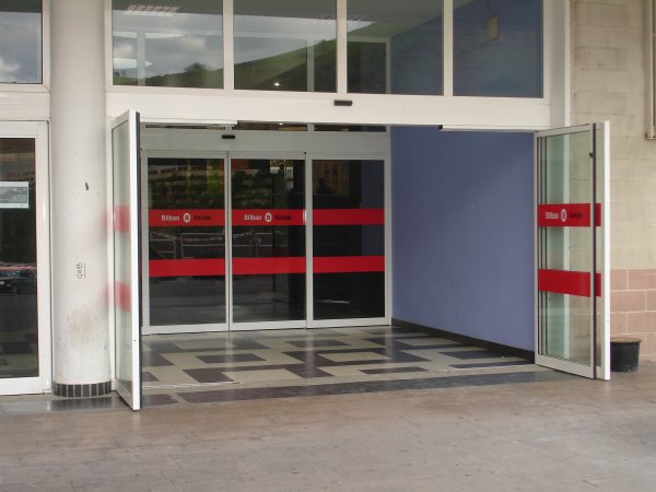 Puerta antipánico en centro comercial