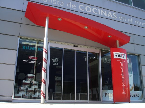 Puerta corredera en tienda de cocinas